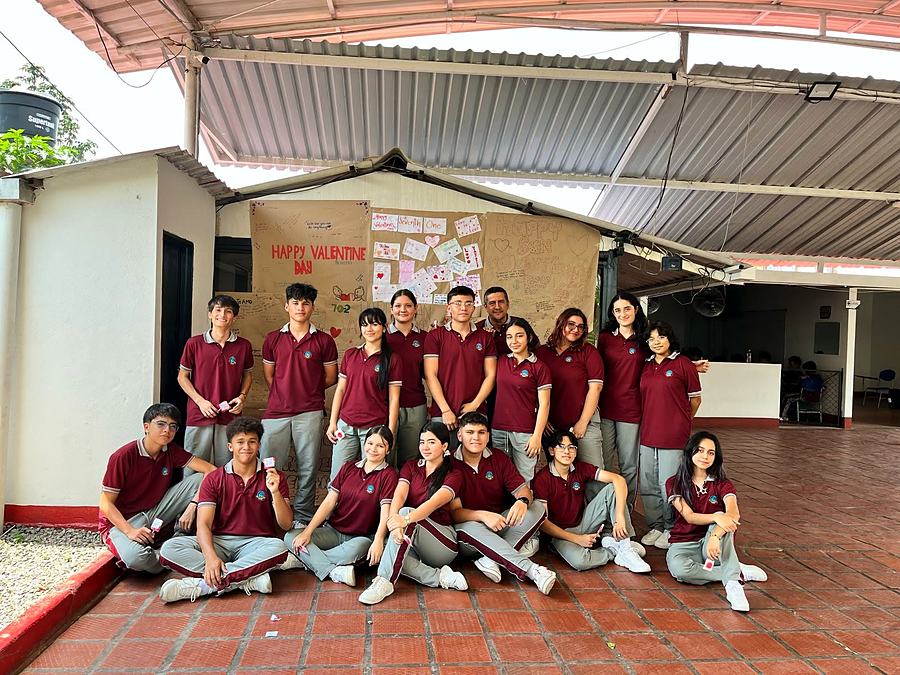 Grupo de estudiantes de bachillerato con el uniforme del colegio